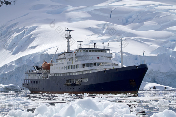 大蓝色旅游船在南极水域免受背景 o