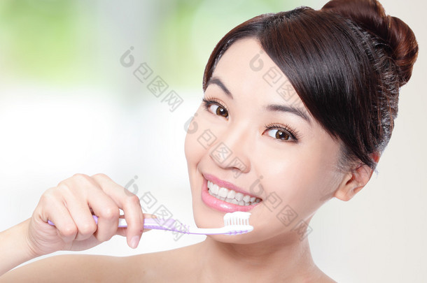 微笑的女人用牙刷清洁牙齿