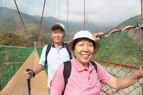 幸福的亚洲高级夫妇自然 pa 在桥上走