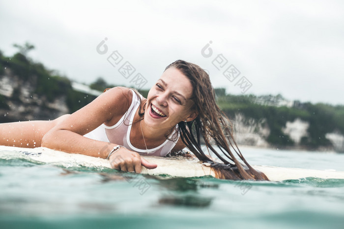 美丽的女人，在海上冲浪