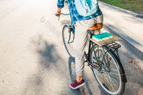 学生的部分看法与背包骑自行车在街道上