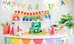 孩子们的生日蛋糕儿童丛林主题派对.