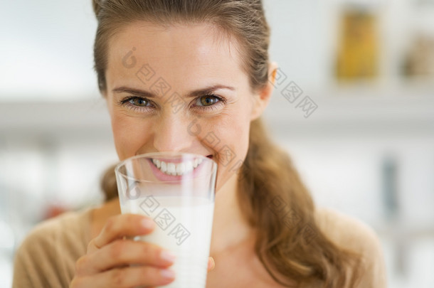 微笑着年轻女子<strong>喝牛奶</strong>