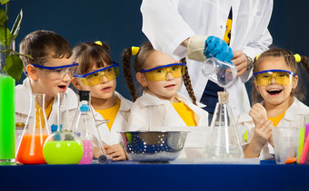 快乐的孩子，做科学实验在实验室里的科学家图片