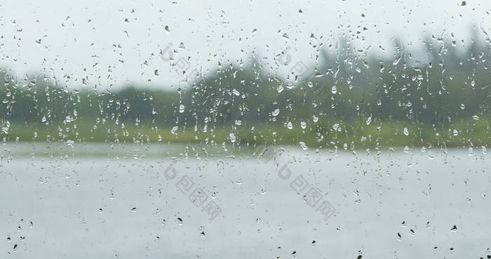 窗外下雨的窗口视图