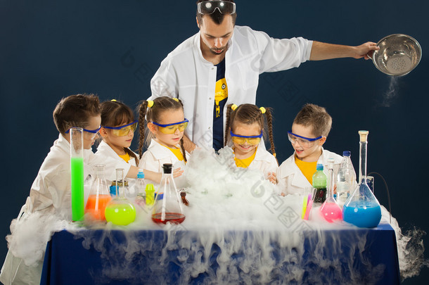 <strong>快乐的</strong>孩子，做科学实验在实验室里<strong>的</strong>科学家