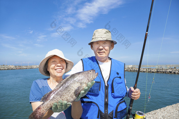 高级对快乐的夫妻去<strong>捕鱼</strong>和显示大鱼