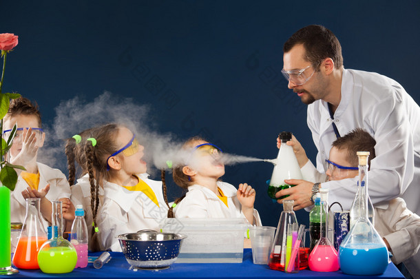 <strong>快乐的</strong>孩子，做科学实验在实验室里<strong>的</strong>科学家