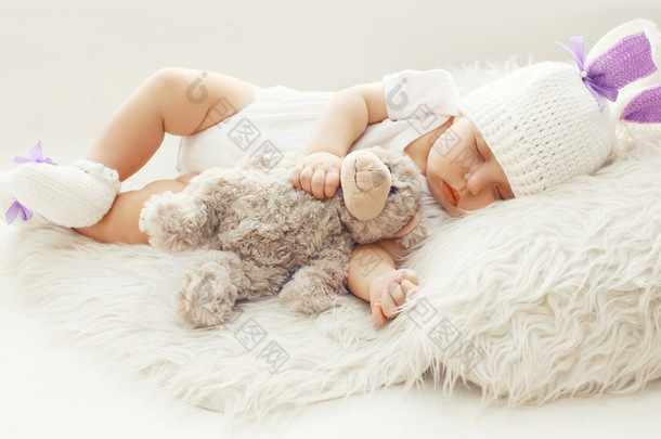 宝宝的舒适!甜甜婴儿在家睡觉泰迪熊上 t