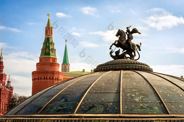 玻璃圆顶加冕一尊雕像的圣乔治，圣洁的莫斯科的赞助人。涅广场。角落里阿森纳 (Uglovaya Arsenalanya) 塔的莫斯科克里姆林宫,