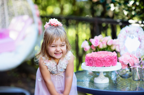 小女孩庆祝与玫瑰户外的快乐的生日聚会