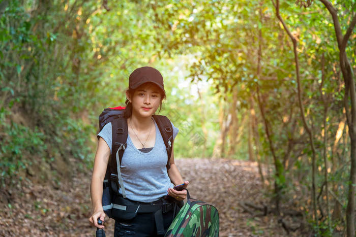 徒步旅行的年轻妇女在国家公园步行与背包女图片-包图网企业站