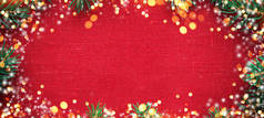 圣诞框架与圣诞树和装饰品在红色帆布背景
