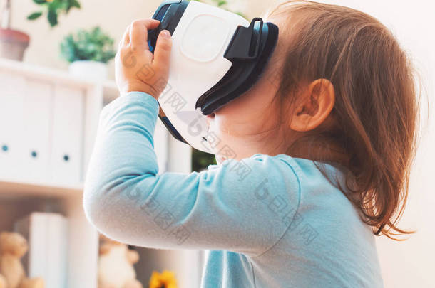 虚拟现实耳机蹒跚学步的女孩