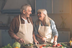 兴奋成熟的退休人员一起准备晚餐