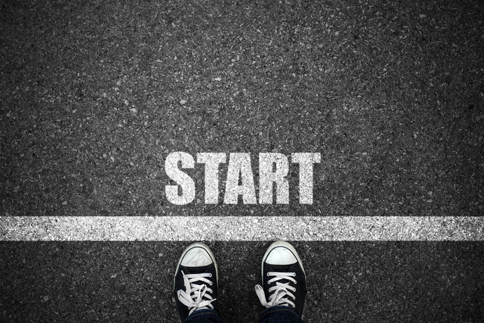 人在地上开始文本的起始行沙漠公路起跑线图片-包图网企业站