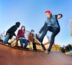 在 skatepark 的滑板手