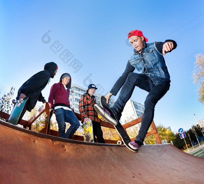 在 skatepark 的滑板手 公园滑冰