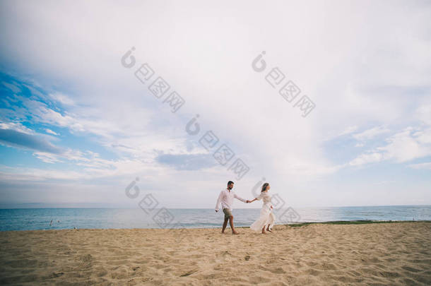 在沙滩上散步的情侣