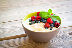健康早餐-与浆果燕麦粥 