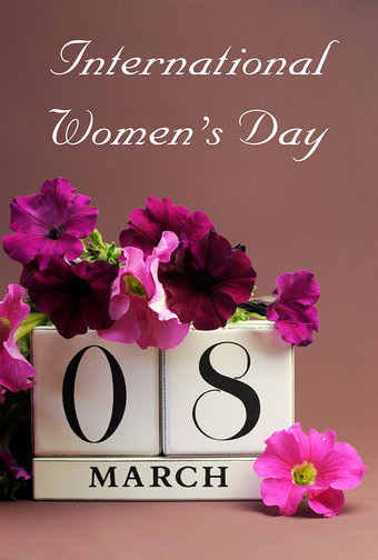 白色方块日历为国际劳动妇女节 3 月 8 日,装饰着粉红色和紫色的花朵