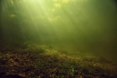 水下湖泊生态系统与太阳射线