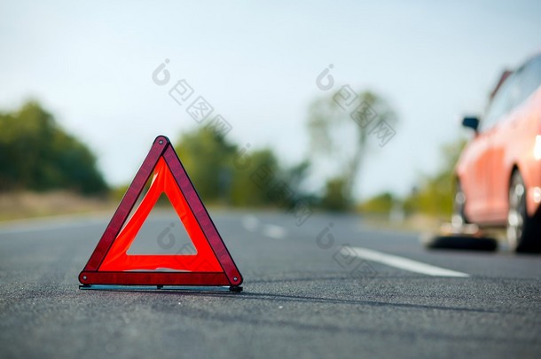 一辆车的红色三角形