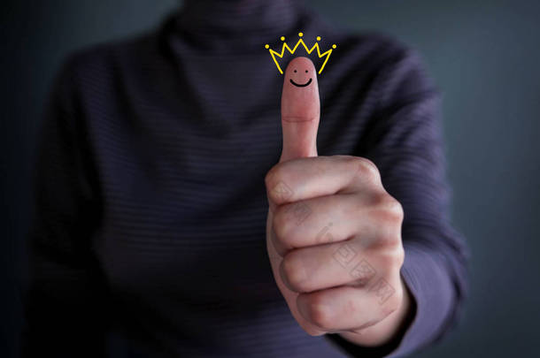 客户<strong>体验</strong>的概念, 最优秀的服务等级满意目前由幸福的客户拇指与皇冠和笑脸图标