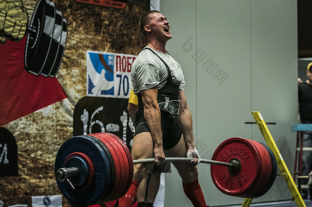 athlete of powerlifter performs a deadlift