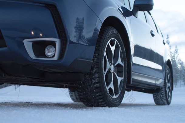 汽车在<strong>雪</strong>道上镶嵌<strong>的</strong>冬季轮胎