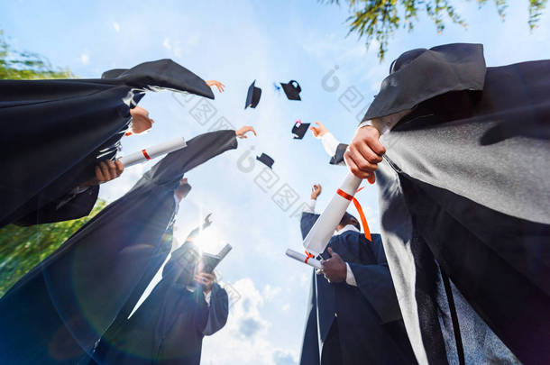 毕业学生的<strong>底层</strong>观在蓝天面前投掷帽子
