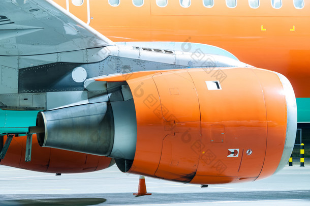 <strong>飞机</strong>引擎的漆成橙色。特写镜头。重型工程背景