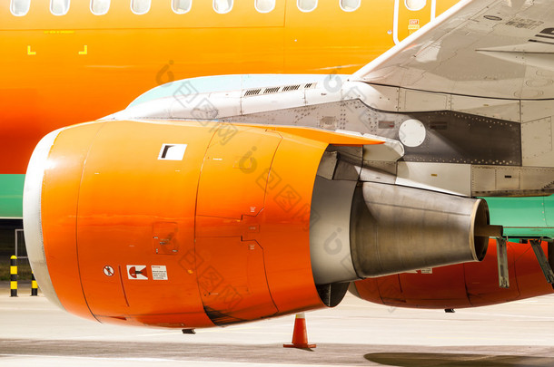 <strong>飞机</strong>引擎的漆成橙色。特写镜头。重型工程背景