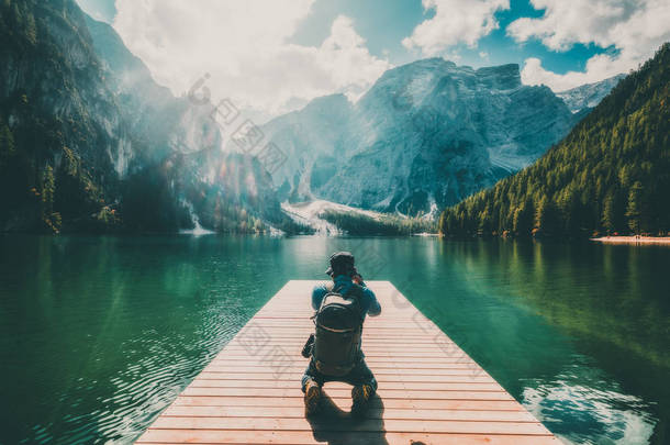 旅游徒步旅行者拍照的 Braies 湖 (<strong>湖泊</strong> di Braies) 在白云岩山脉, 意大利。徒步旅行和探险.