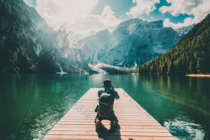 旅游徒步旅行者拍照的 Braies 湖 (湖泊 di Braies) 在白云岩山脉, 意大利。徒步旅行和探险.