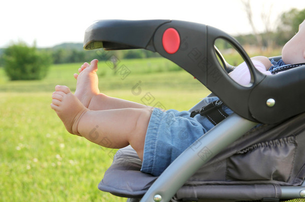 新生婴儿腿和脚挂童车