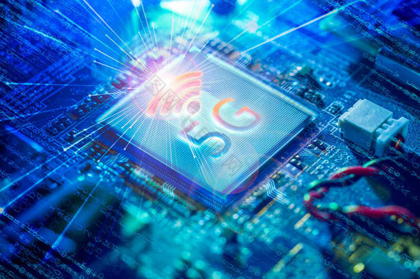 5g的<strong>数据芯片</strong>，带有发光的字母和无线/移动连接信号，这些信号会爆炸成蓝色的强光，模拟新的未来式5g处理器的功率.
