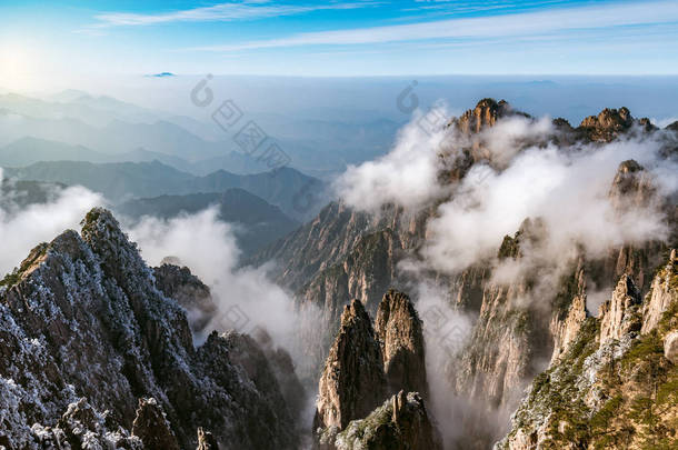 日出黄山国家公园的山峰之上.