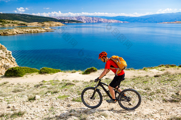 在夏天海边骑自行车山地自行车