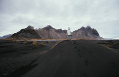 流浪探险家发现冰岛自然奇观。Stokksens Vestrahorn