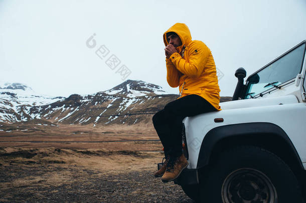 探索冰岛的人。驾车穿越土地