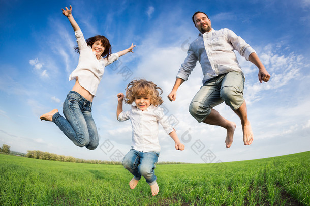 跳跃的快乐活跃家庭