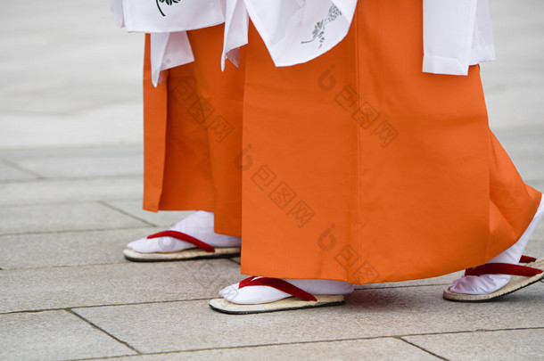日本妇女在传统礼服走
