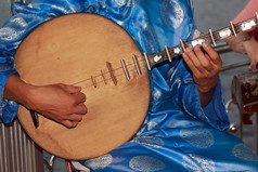 音乐家演奏传统乐器