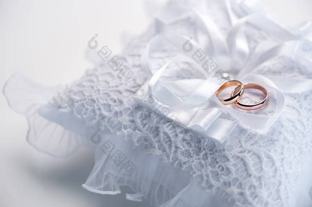 在花边枕头上的结婚戒指
