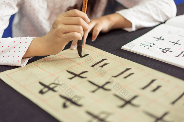 中国的孩子学会写汉字，<strong>书法</strong>是中国的<strong>传统</strong>文化