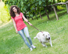 年轻女子和她的狗散步