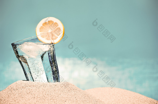 在海滩上一个炎炎夏日冷饮