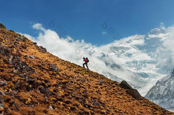 喜马拉雅山的徒步旅行者.