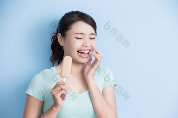 女人有牙齿敏感 